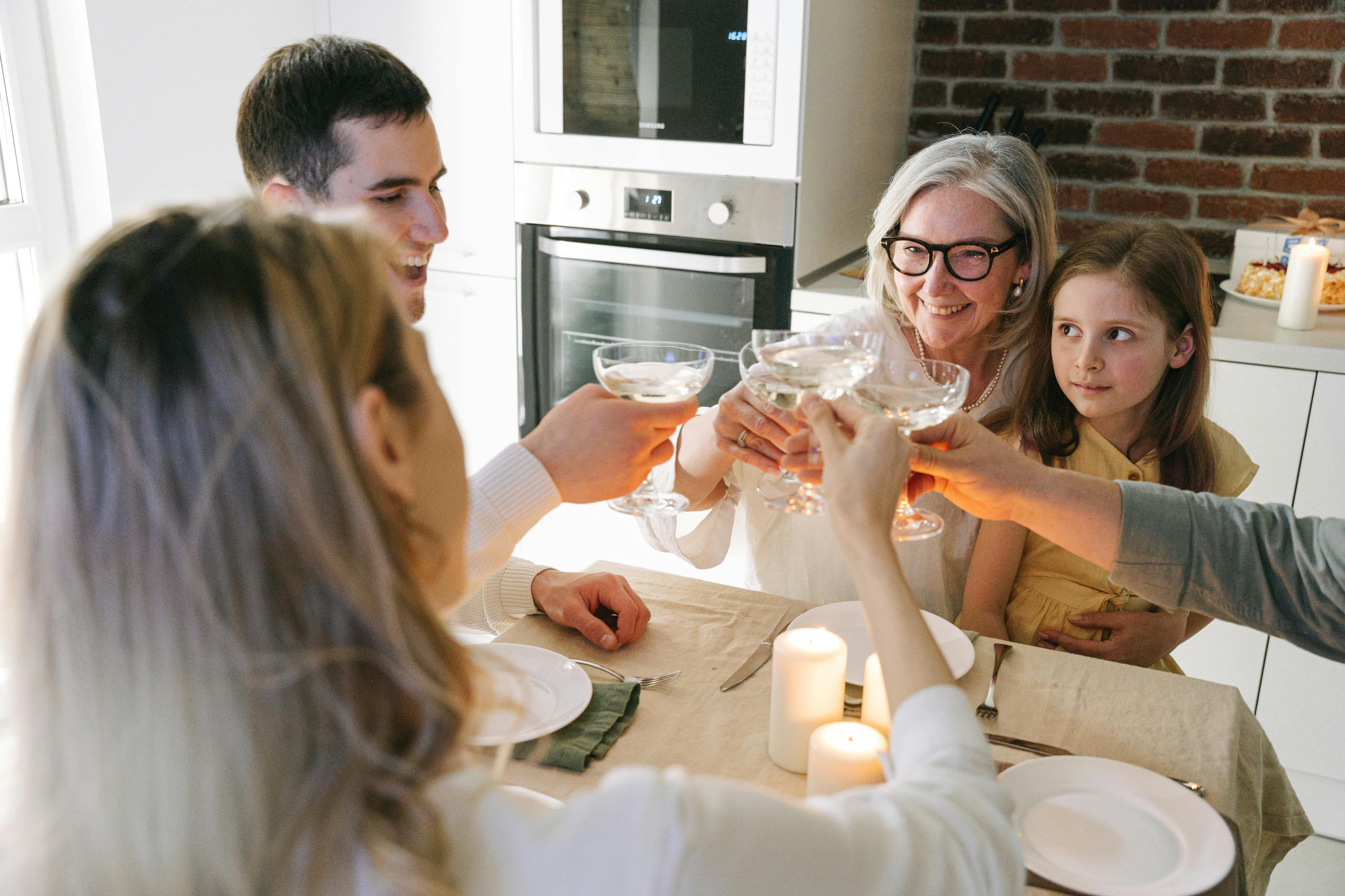 Famiglia con acqua purificata
