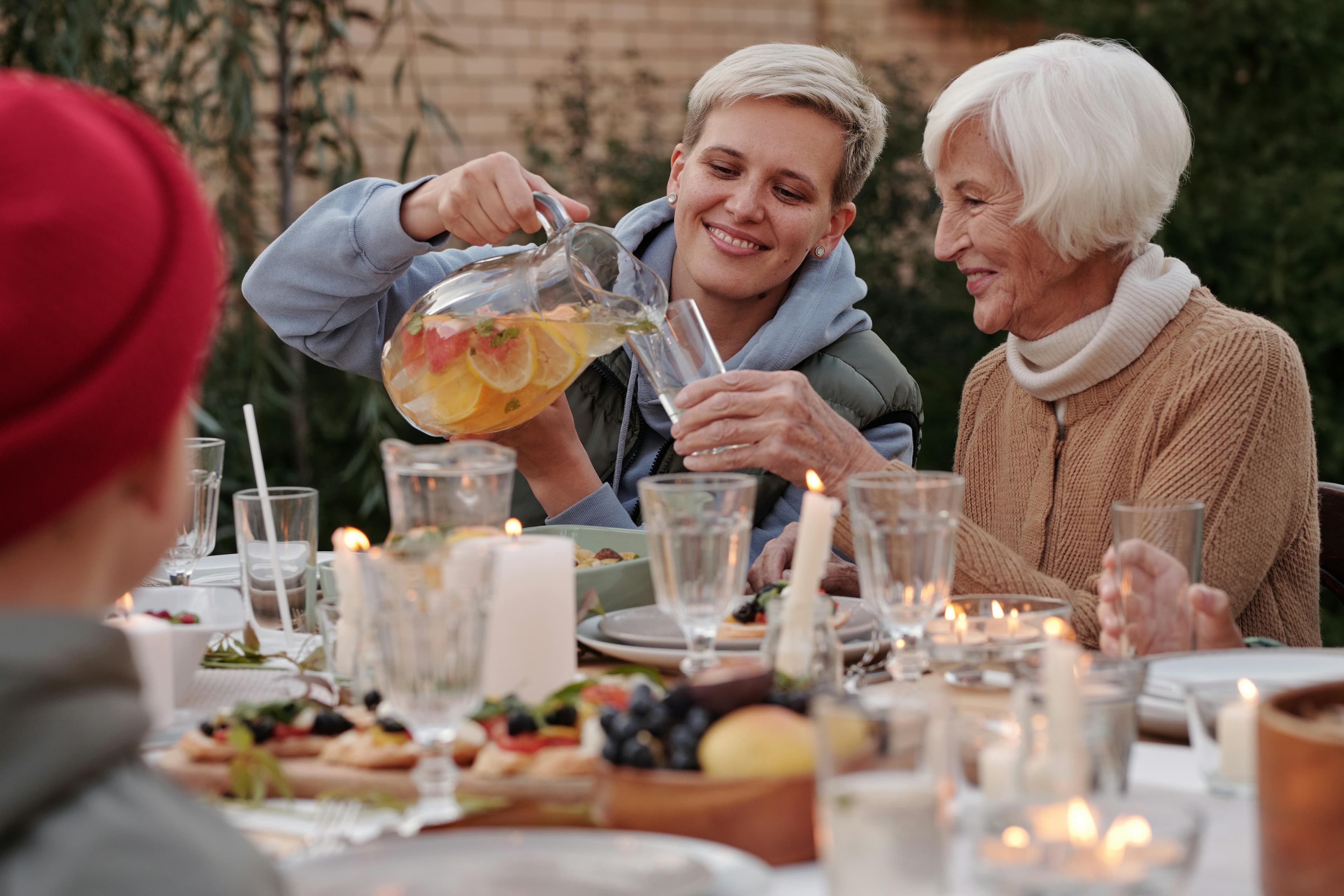 Famiglia servita da depuratore acqua